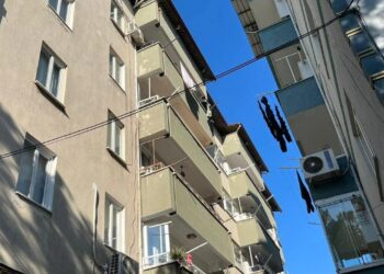 Balkonda çamaşır asarken 15 metre yükseklikten düşen kadın öldü