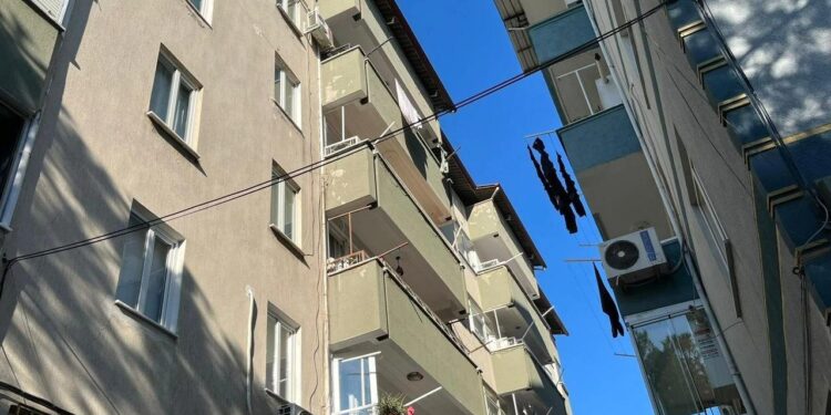 Balkonda çamaşır asarken 15 metre yükseklikten düşen kadın öldü