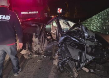 Bartın’da otomobil bariyerlere çarptı: 4 yaralı