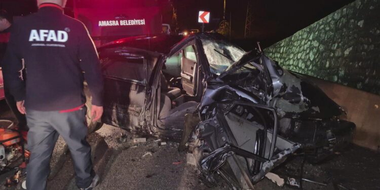 Bartın’da otomobil bariyerlere çarptı: 4 yaralı