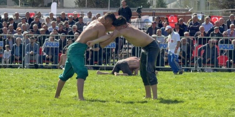 Başpehlivanlar Tokat’taki er meydanında kol bağladı