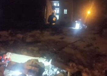 Batman’da 2 katlı bina çöktü