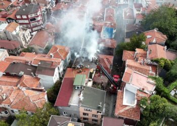 Beşiktaş’ta yanan 4 katlı ahşap bina çöktü: Yangın yan binaya sıçradı