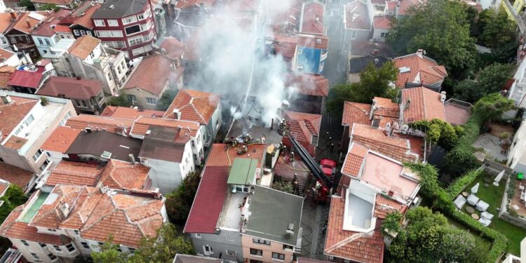 Beşiktaş’ta yanan 4 katlı ahşap bina çöktü: Yangın yan binaya sıçradı