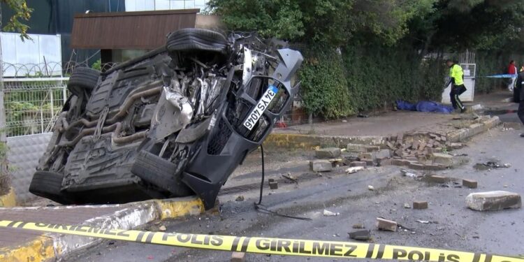 Beylikdüzü’nde otomobil, kaldırımda yürüyen yayaya çarptı: 1 ölü, 2 yaralı