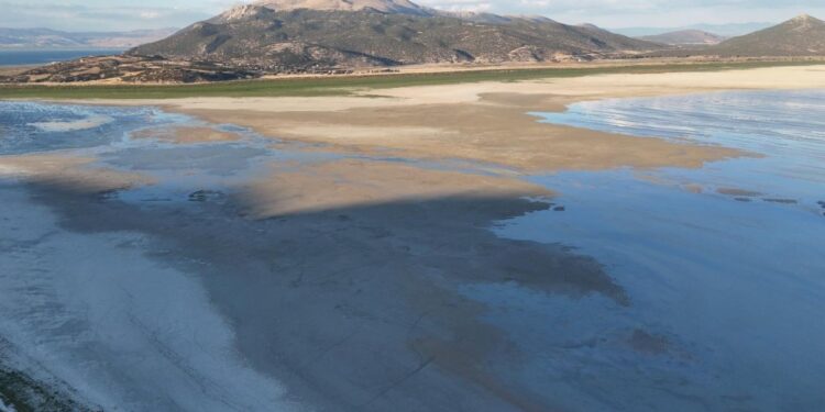 Buzul çağından beri bir ilk! Eğirdir Gölü ikiye bölündü