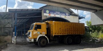 CHP’li belediye Ulus Pazarı’na kilit vurdu! Kapısına kamyon çekildi