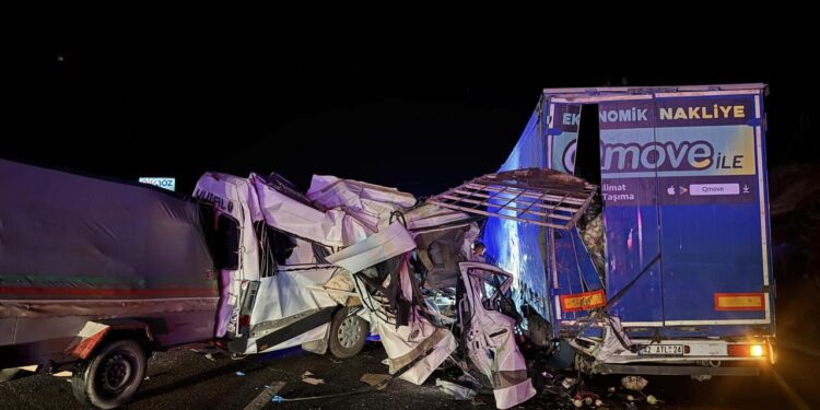 Çiftçileri taşıyan minibüse tır çarptı: 3 vatandaş öldü, 16 yaralı