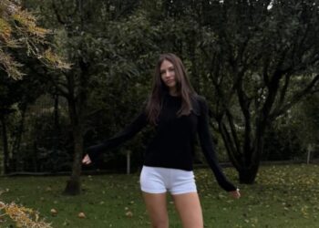 Çizme ve Kazağını İçlikten Hallice Bir Şortla Kombinleyen Yasemin Ergene Tarzıyla Dillere Fena Düştü!