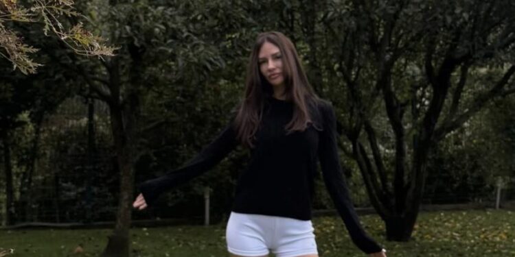 Çizme ve Kazağını İçlikten Hallice Bir Şortla Kombinleyen Yasemin Ergene Tarzıyla Dillere Fena Düştü!