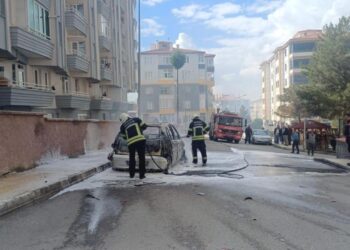 Çorum’da öfkeli kadın, eşinin otomobilini ateşe verdi