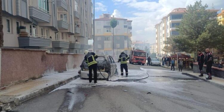 Çorum’da öfkeli kadın, eşinin otomobilini ateşe verdi