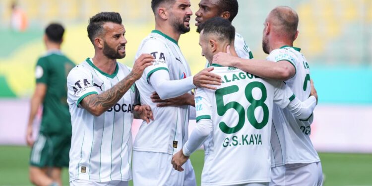 Deplasmanda flaş galibiyet! Gol düellosunda lidere 2-0’dan dönmek yetmedi!