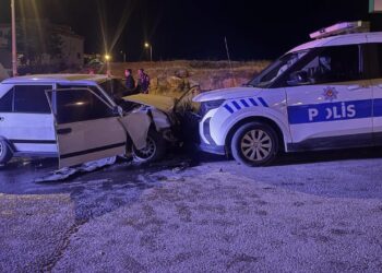 ‘Dur’ ihtarına uymayan sürücü ekip aracına çarptı