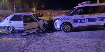 ‘Dur’ ihtarına uymayan sürücü ekip aracına çarptı