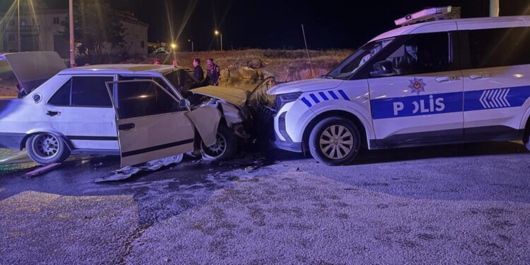 ‘Dur’ ihtarına uymayan sürücü ekip aracına çarptı