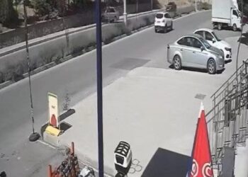 Elazığ’da otomobil istinat duvarına çarptı: 2 yaralı