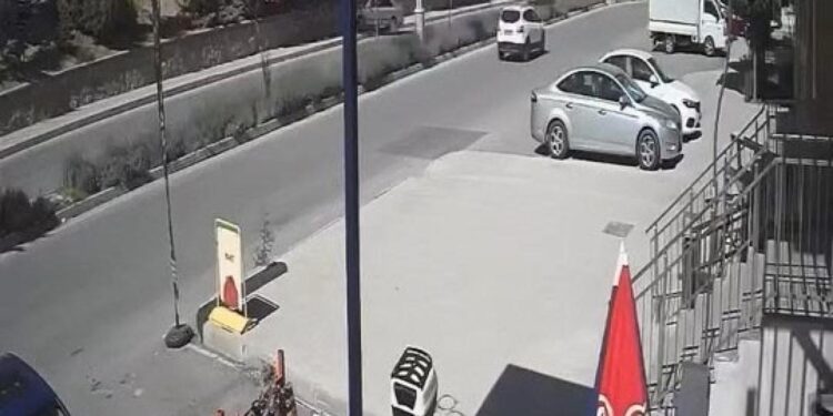 Elazığ’da otomobil istinat duvarına çarptı: 2 yaralı