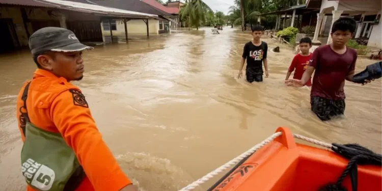 Endonezya’da Sel ve Toprak Kaymaları: 10 Kişi Hayatını Kaybetti