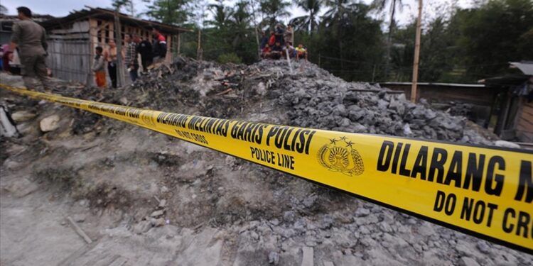 Endonezya’da feci olay… Yatılı okul çöktü! En az 3 ölü!