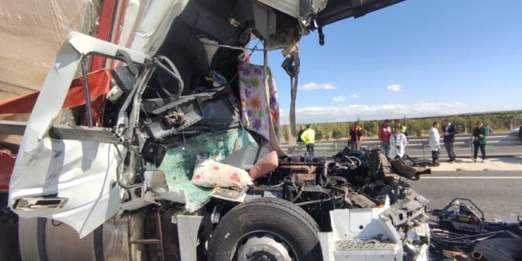 Ereğli’de 2 tır ve 1 minibüs çarpıştı: 1 ölü, 3 yaralı