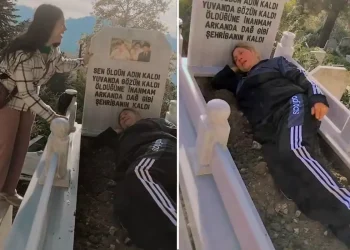 Eşinin Mezarı Başında Hüngür Hüngür Ağladı
