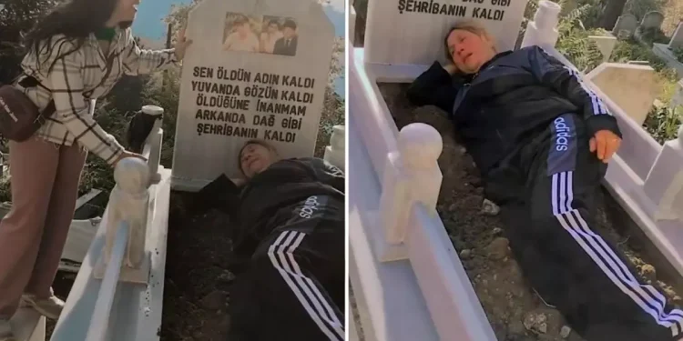 Eşinin Mezarı Başında Hüngür Hüngür Ağladı