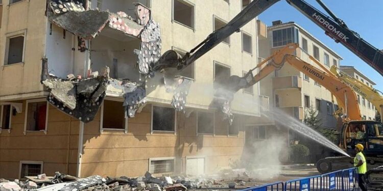 Fatih’te kentsel dönüşüm! 33 yıllık sitenin yıkımına başlandı