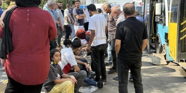 Freni patlayan minibüs, durakta bekleyen halk otobüsüne çarptı: Çok sayıda yaralı
