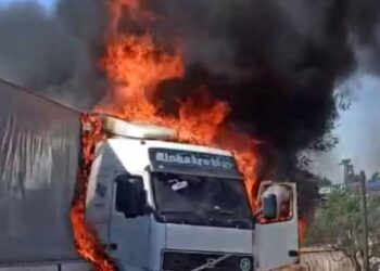 Gaziantep’te seyir halindeki tır alev aldı