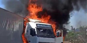 Gaziantep’te seyir halindeki tır alev aldı