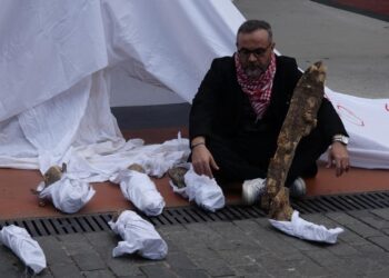 Gazze’de ölen bebeklere dikkat çekmek için kefenli eylem yaptı