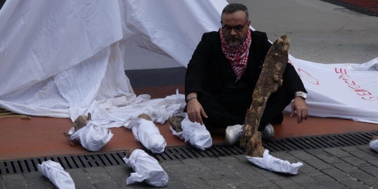 Gazze’de ölen bebeklere dikkat çekmek için kefenli eylem yaptı