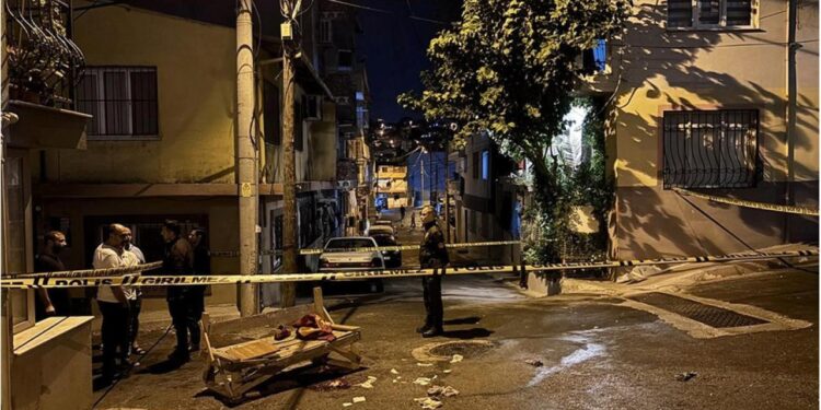 Gece yarısı bıçakla dehşet saçtı: 1 ölü, 2 yaralı