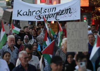 Gökçeada’da binlerce kişi Filistin için ayakta