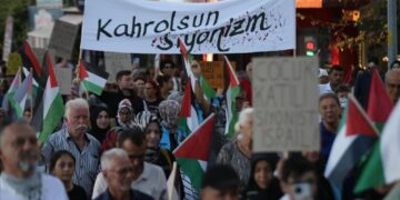 Gökçeada’da binlerce kişi Filistin için ayakta