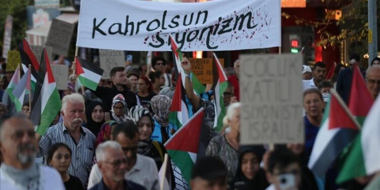 Gökçeada’da binlerce kişi Filistin için ayakta