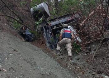 Hatay’da feci kaza: Yol açarken uçuruma yuvarlandı!