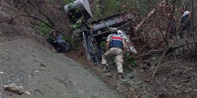 Hatay’da feci kaza: Yol açarken uçuruma yuvarlandı!