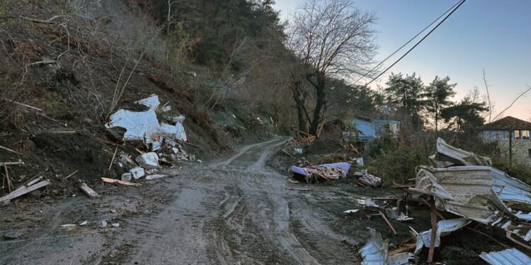 Hatay’da toprak kayması can aldı: Kepçe operatörü uçuruma yuvarlandı