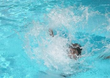 Havuza giren çocuk boğularak can verdi