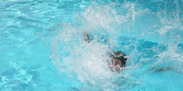 Havuza giren çocuk boğularak can verdi