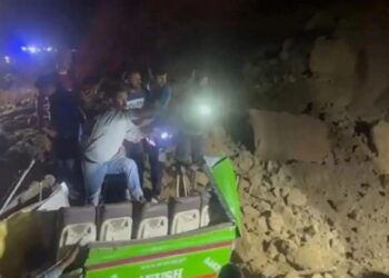 Heyelan otobüsü yuttu… Hindistan’da toprak kayması 15 can aldı!