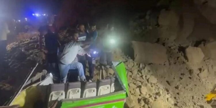 Heyelan otobüsü yuttu… Hindistan’da toprak kayması 15 can aldı!