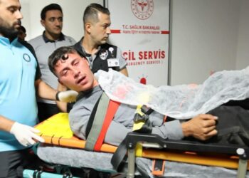 Husumetli iki genç birbirini bıçakladı! Yarasını unutup muhabirlere küfretti