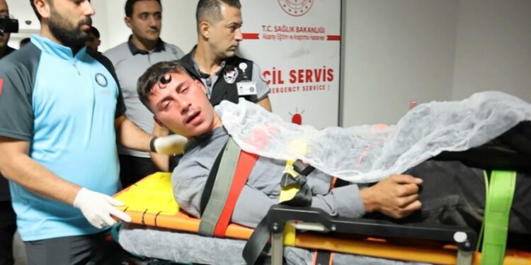 Husumetli iki genç birbirini bıçakladı! Yarasını unutup muhabirlere küfretti