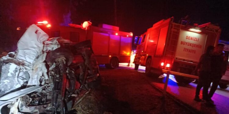 İki otomobil kafa kafaya çarpıştı: 1 ölü, 4 yaralı