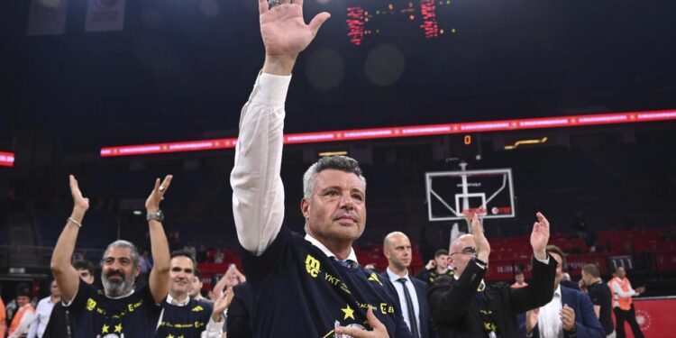 İlk kupasını kazanan Sadettin Saran’dan Ali Koç’a jest!