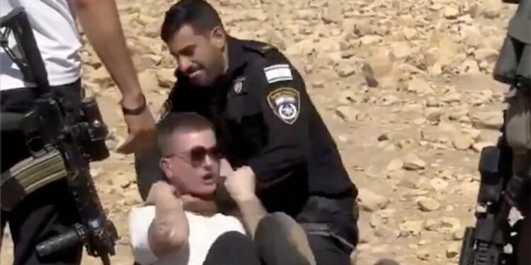 İsrail polisi, Filistin’de toprak gasbına karşı çıkan İsrailli aktivisti dövdü