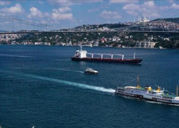 İstanbul Boğazı’nda arızalanan kargo gemisi demirletildi